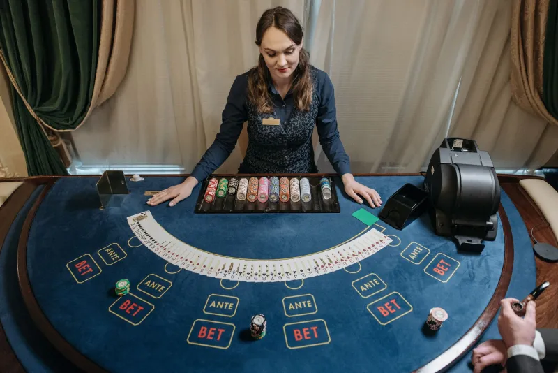 Dealing in Real Time: How Live Dealer Tables Are Eating Online Slots for Breakfast